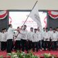 Ketua DPW IKM Kepri Momon Faulana Adinata menyerahkan bendera pataka kepada Ketua DPD IKM Kabupaten Karimun Devanan Syam. (Foto: Istimewa)