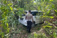 Mobil Toyota Avanza Nyungsep Masuk Hutan Usai Tabrak Pengendara Sepeda Motor. (Foto: dokumen polisi)