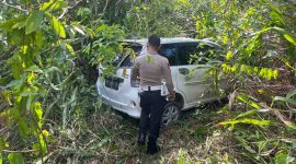 Mobil Toyota Avanza Nyungsep Masuk Hutan Usai Tabrak Pengendara Sepeda Motor. (Foto: dokumen polisi)