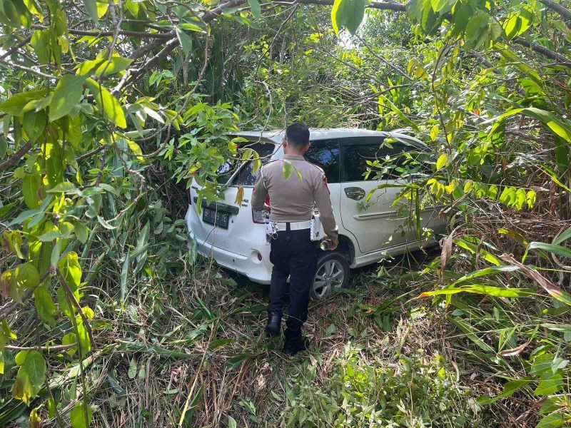 Mobil Toyota Avanza Nyungsep Masuk Hutan Usai Tabrak Pengendara Sepeda Motor. (Foto: dokumen polisi)