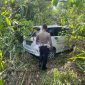 Mobil Toyota Avanza Nyungsep Masuk Hutan Usai Tabrak Pengendara Sepeda Motor. (Foto: dokumen polisi)