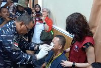 Laksamana Pertama TNI Tjatur membuka secara simbolis perban salah satu peserta operasi katarak HUT ke-79 TNI tahun 2024. Foto: Istimewa