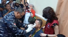 Laksamana Pertama TNI Tjatur membuka secara simbolis perban salah satu peserta operasi katarak HUT ke-79 TNI tahun 2024. Foto: Istimewa