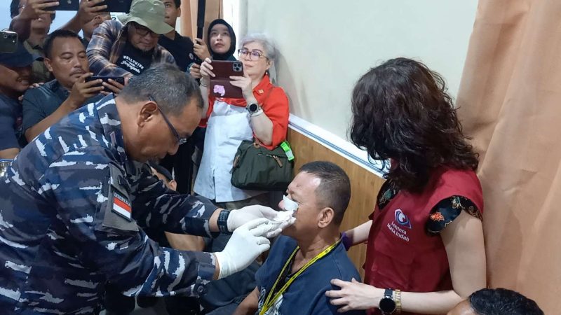 Laksamana Pertama TNI Tjatur membuka secara simbolis perban salah satu peserta operasi katarak HUT ke-79 TNI tahun 2024. Foto: Istimewa