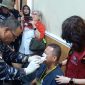 Laksamana Pertama TNI Tjatur membuka secara simbolis perban salah satu peserta operasi katarak HUT ke-79 TNI tahun 2024. Foto: Istimewa