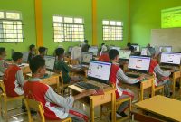 Pembinaan komputer oleh anak-anak KKN Universitas Karimun di SMA Negeri 1 Durai. FOTO: Dokumen Mahasiswa KKN Desa Tanjung Kilang