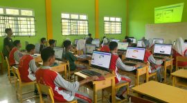 Pembinaan komputer oleh anak-anak KKN Universitas Karimun di SMA Negeri 1 Durai. FOTO: Dokumen Mahasiswa KKN Desa Tanjung Kilang