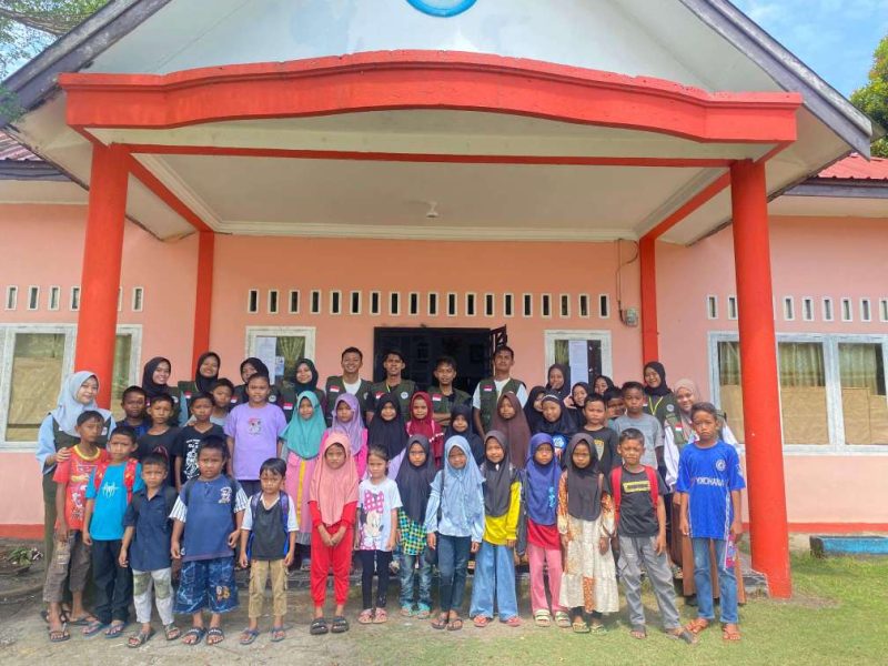 KKN Universitas Karimun di Tanjung Kilang menggelar program bimbingan belajar ke anak-anak di Desa Tanjung Kilang. (Foto: dokumen)
