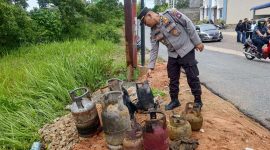 Kapolsek Tebing AKP Binsar Samosir melakukan pengecekkan terhadap baramg bukti berupa tabung gas yang diduga jadi pemicu ledakan. Foto: Humas Polres Karimun