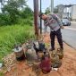 Kapolsek Tebing AKP Binsar Samosir melakukan pengecekkan terhadap baramg bukti berupa tabung gas yang diduga jadi pemicu ledakan. Foto: Humas Polres Karimun