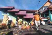 Cawabup Nomor Urut 3 turun langsung melakukan bersih-bersih sampah yang menumpuk di bak kontainer pembuangan Pasar Puan Maimun. Foto: ricky/kepriheadline.id