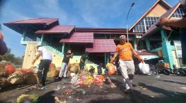 Cawabup Nomor Urut 3 turun langsung melakukan bersih-bersih sampah yang menumpuk di bak kontainer pembuangan Pasar Puan Maimun. Foto: ricky/kepriheadline.id