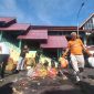 Cawabup Nomor Urut 3 turun langsung melakukan bersih-bersih sampah yang menumpuk di bak kontainer pembuangan Pasar Puan Maimun. Foto: ricky/kepriheadline.id