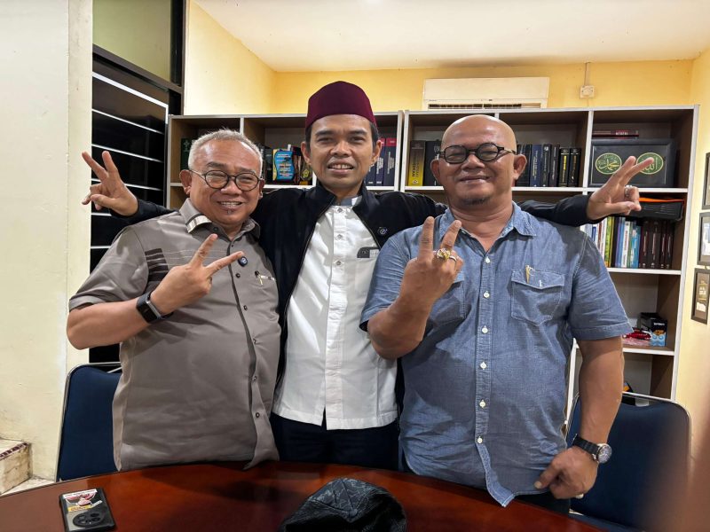 Pasangan Calon Bupati dan Wakil Bupati Karimun nomor urut 2 Muhammad Firmansyah dan Ery Suandi bertemu dengan Ustadz Abdul Somad di Kota Batam. Foto: istimewa