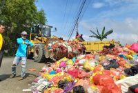 Calon Bupati dan Wakil Bupati Karimun Bakti Lubis menurunkan alat berat untuk membersihkan sampah-sampah menumpuk di Area Pembuangan Sampah Pasar Bukit Tembak. Foto: ricky/ kepriheadline.id 