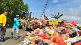 Calon Bupati dan Wakil Bupati Karimun Bakti Lubis menurunkan alat berat untuk membersihkan sampah-sampah menumpuk di Area Pembuangan Sampah Pasar Bukit Tembak. Foto: ricky/ kepriheadline.id 