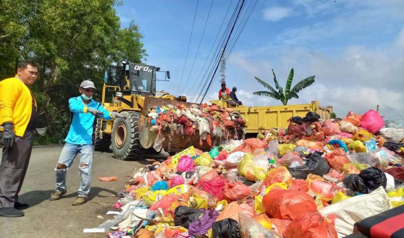 Calon Bupati dan Wakil Bupati Karimun Bakti Lubis menurunkan alat berat untuk membersihkan sampah-sampah menumpuk di Area Pembuangan Sampah Pasar Bukit Tembak. Foto: ricky/ kepriheadline.id 