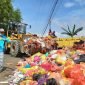 Calon Bupati dan Wakil Bupati Karimun Bakti Lubis menurunkan alat berat untuk membersihkan sampah-sampah menumpuk di Area Pembuangan Sampah Pasar Bukit Tembak. Foto: ricky/ kepriheadline.id 