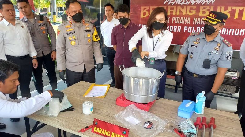 Kapolres Karimun AKBP Robby Topan Manusiwa menyaksikan pemusnahan barang bukti sabu. Foto: ricky/kepriheadline.id