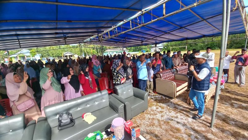 Masyarakat Desa Parit dan Desa Mendaun mendeklarasikan dukungan untuk kemenangan Paslon Muhammad Rudi dan Aunur Rafiq di Pilkada Kepri 2024. Foto: ricky/kepriheadline.id