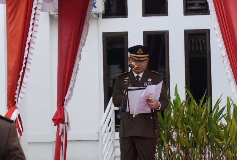 Kepala Kejaksaan Karimun Priyambudi membacakan amanat dari Jaksa Agung dalam peringatan Hari Lahir Kejaksaan ke-79. (Foto: ricky/kepriheadline.id)