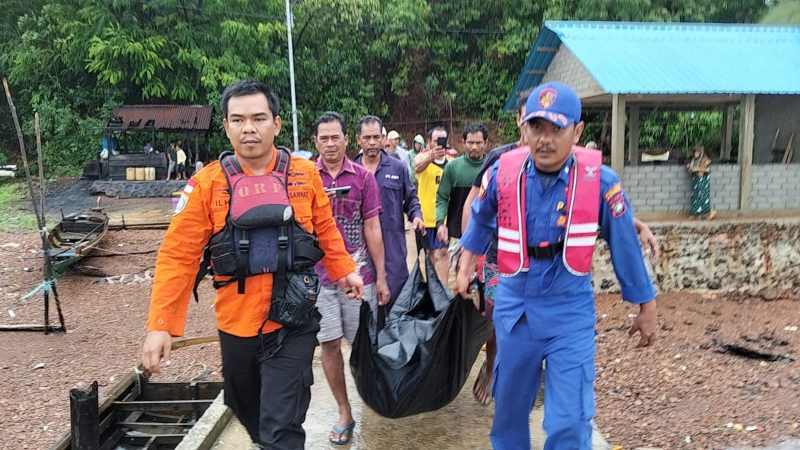 Proses Evakuasi Jasad CPF usai ditemukan di Perairan Pulau Panjang, Kecamatan Belat. (Foto: Basarnas Karimun)
