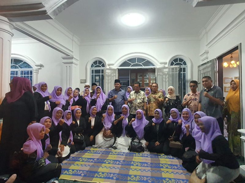 Ansar Ahmad dan Nyanyang bersama Mantan Gubernur Kepri Nurdin Basirun berfoto bersama masyarakat. (Foto: ricky/kepriheadline.id)