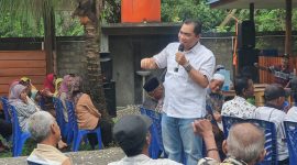 Bakal Calon Bupati Karimun Bakti Lubis memaparkan visi dan misinya dihadapan para relawan BARA Desa Pangke, Kecamatan Meral Barat. (Foto: ricky/kepriheadline.id)