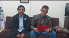 Ketua Koordinator Tim 15 Kuasa Hukum, Parningotan Malau menyampaikan keterangan rilisnya kepada awak media. (Foto: istimewa)