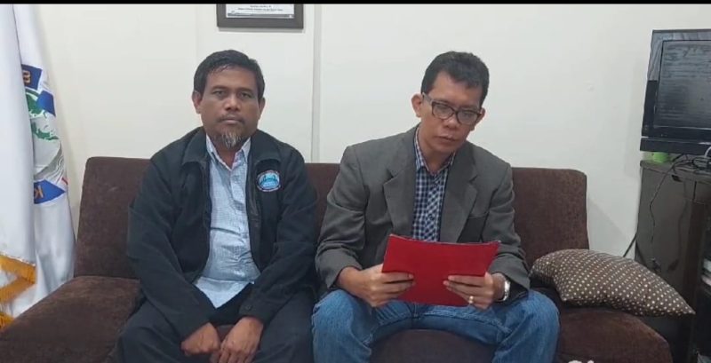 Ketua Koordinator Tim 15 Kuasa Hukum, Parningotan Malau menyampaikan keterangan rilisnya kepada awak media. (Foto: istimewa)