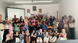 Mahasiswa KKN Desa Telaga Tujuh berfoto bersama peserta kegiatan sosialisasi bijak bermedia sosial dan tangkal berita hoaks. (Foto: Dokumen KKN Desa Telaga Tujuh)