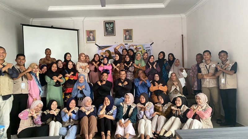 Mahasiswa KKN Desa Telaga Tujuh berfoto bersama peserta kegiatan sosialisasi bijak bermedia sosial dan tangkal berita hoaks. (Foto: Dokumen KKN Desa Telaga Tujuh)