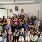 Mahasiswa KKN Desa Telaga Tujuh berfoto bersama peserta kegiatan sosialisasi bijak bermedia sosial dan tangkal berita hoaks. (Foto: Dokumen KKN Desa Telaga Tujuh)