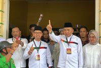 Pasangan Isrock ditemui usai keluar kegiatan pengùndian nomor urut di Gedung Nasional Karimun. Foto: istimewa.