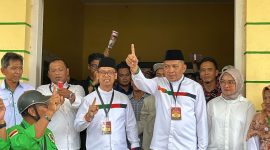 Pasangan Isrock ditemui usai keluar kegiatan pengùndian nomor urut di Gedung Nasional Karimun. Foto: istimewa.
