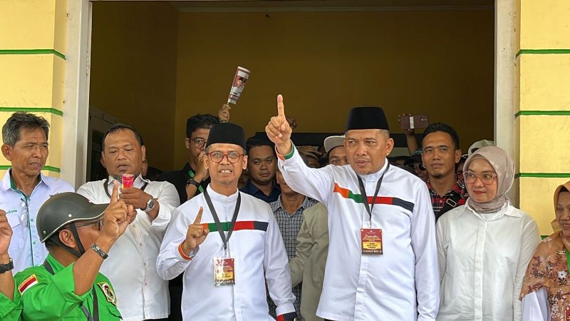 Pasangan Isrock ditemui usai keluar kegiatan pengùndian nomor urut di Gedung Nasional Karimun. Foto: istimewa.