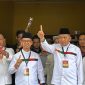 Pasangan Isrock ditemui usai keluar kegiatan pengùndian nomor urut di Gedung Nasional Karimun. Foto: istimewa.