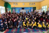 Mahasiswa KKN Desa Pongkar berfoto bersama peserta Sosialisasi Pencegahan Bullying. Foto: Dokumen KKN 