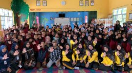 Mahasiswa KKN Desa Pongkar berfoto bersama peserta Sosialisasi Pencegahan Bullying. Foto: Dokumen KKN 