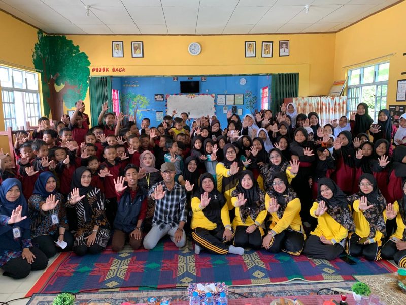 Mahasiswa KKN Desa Pongkar berfoto bersama peserta Sosialisasi Pencegahan Bullying. Foto: Dokumen KKN 