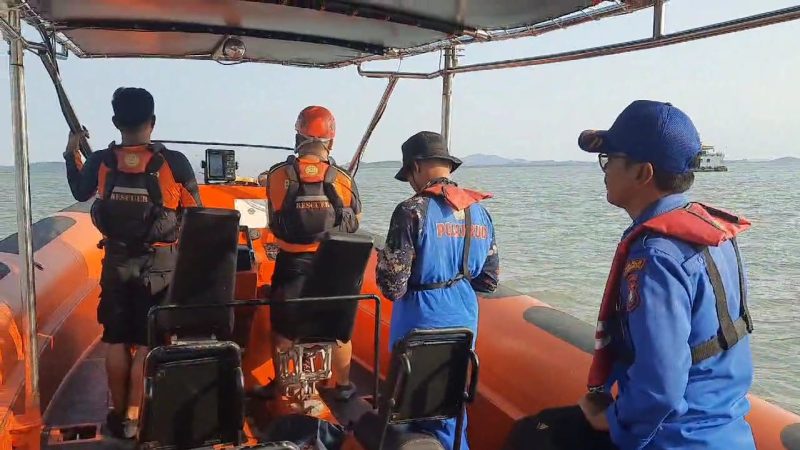Tim SAR Gabungan melakukan upaya pencarian terhadap seorang remaja perempuan yang diduga nrkat melompat ke laut, Senin, 2 September 2024. (Foto: Basarnas Karimun)