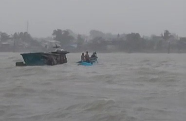 Penampakan Kapal Motor Hendi Indah kandas di Perairan Karimun, Rabu, 4 September 2024
