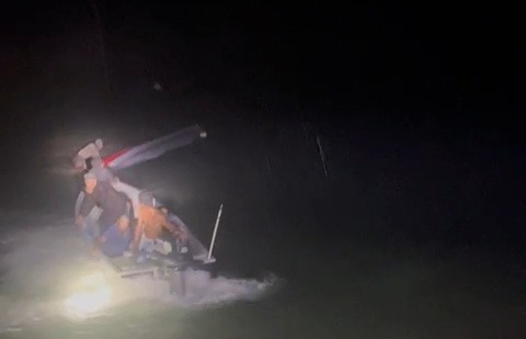 Tangkapan layar video boat pancung terbalik usai diterjang angin kencang, Selasa, 17 September 2024 sore. 