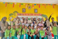 Mahasiswa KKN Universitas Karimun Edukasi Siswa SDN 001 Durai tentang Pengelolaan Sampah dan Literasi Keuangan. Foto: istimewa