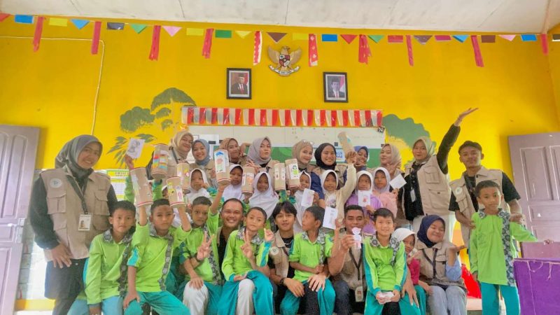Mahasiswa KKN Universitas Karimun Edukasi Siswa SDN 001 Durai tentang Pengelolaan Sampah dan Literasi Keuangan. Foto: istimewa
