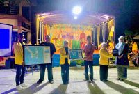 Pisah Kenang KKN Desa Telaga Tujuh, Mahasiswa Hadiahkan Buku Profil dan Peta Administrasi Sebagai Kenang-Kenangan. Foto Istimewa