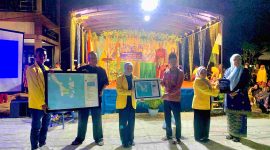 Pisah Kenang KKN Desa Telaga Tujuh, Mahasiswa Hadiahkan Buku Profil dan Peta Administrasi Sebagai Kenang-Kenangan. Foto Istimewa