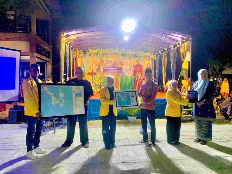 Pisah Kenang KKN Desa Telaga Tujuh, Mahasiswa Hadiahkan Buku Profil dan Peta Administrasi Sebagai Kenang-Kenangan. Foto Istimewa