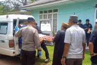 Polisi mengevakuasi jenazah Ar (76) ke RSUD Muhammad Sani. Foto: ricky/kepriheadline.id