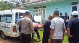 Polisi mengevakuasi jenazah Ar (76) ke RSUD Muhammad Sani. Foto: ricky/kepriheadline.id